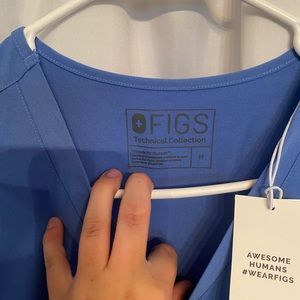 FIGS SCRUB TOP SIZE MEDIUM